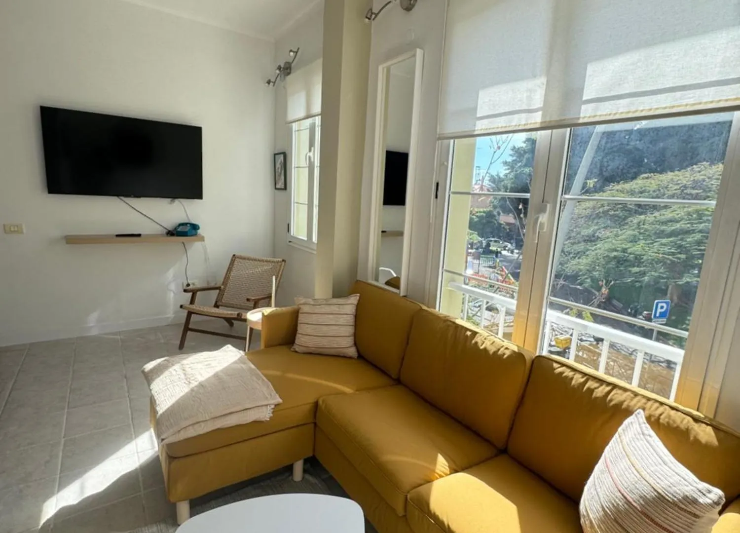 Moderno Y Luminoso Apartamento En Santa Cruz Capital contacts